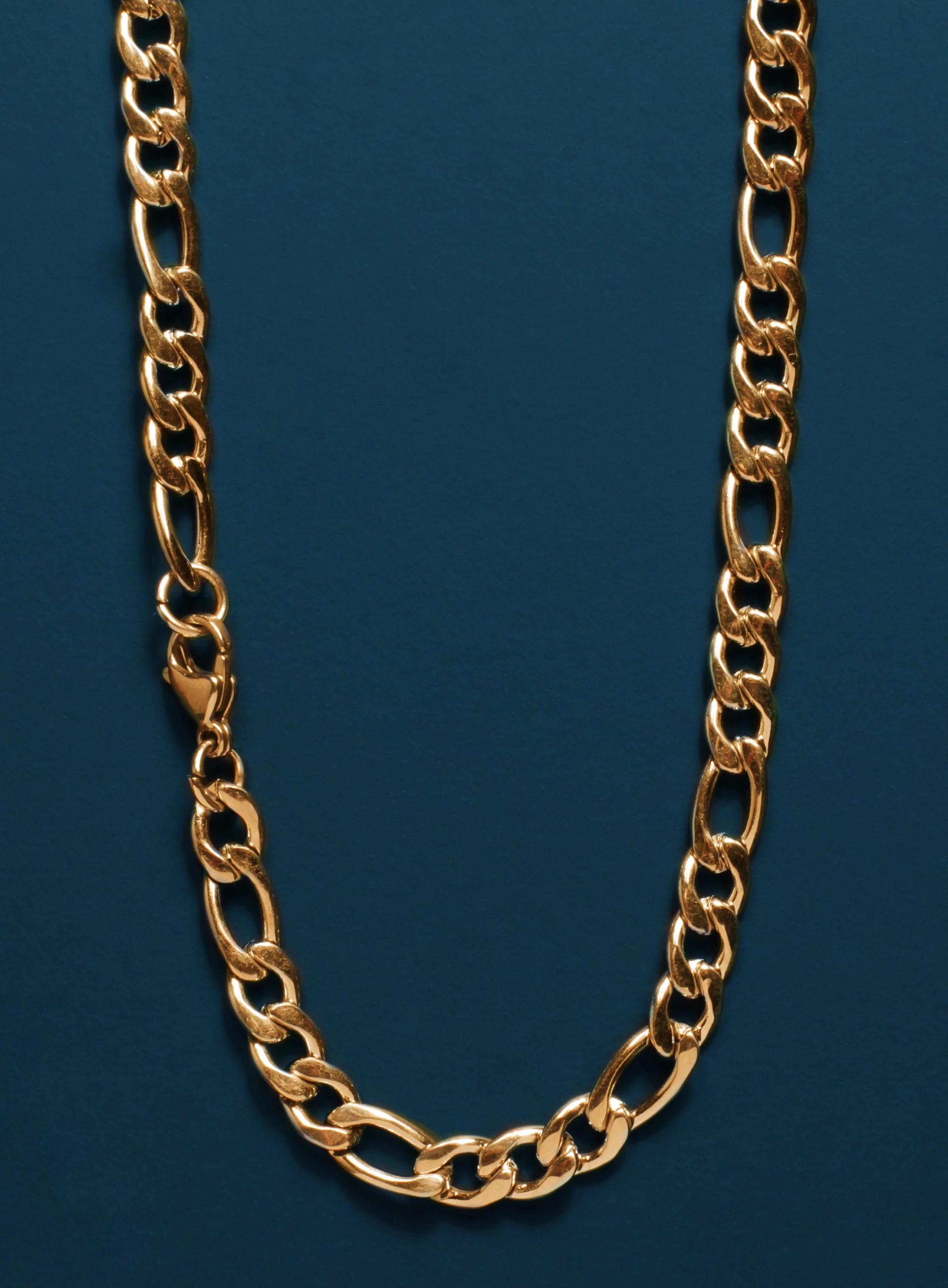 Gold Figaro Chainb 7mm thick chain for men - Image 4
