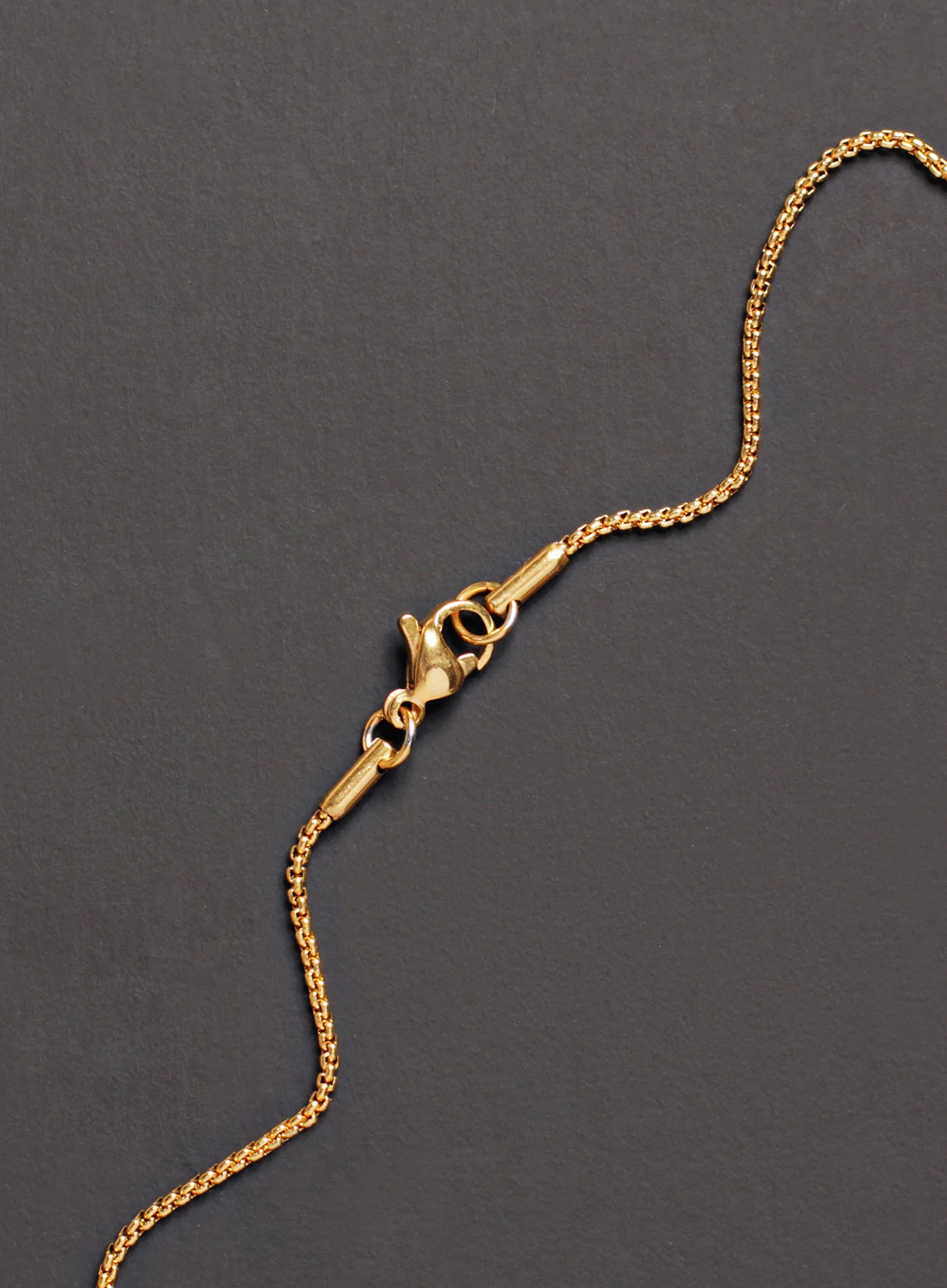 MEDIUM GOLD CROSS NECKLACE FOR MEN - Image 3
