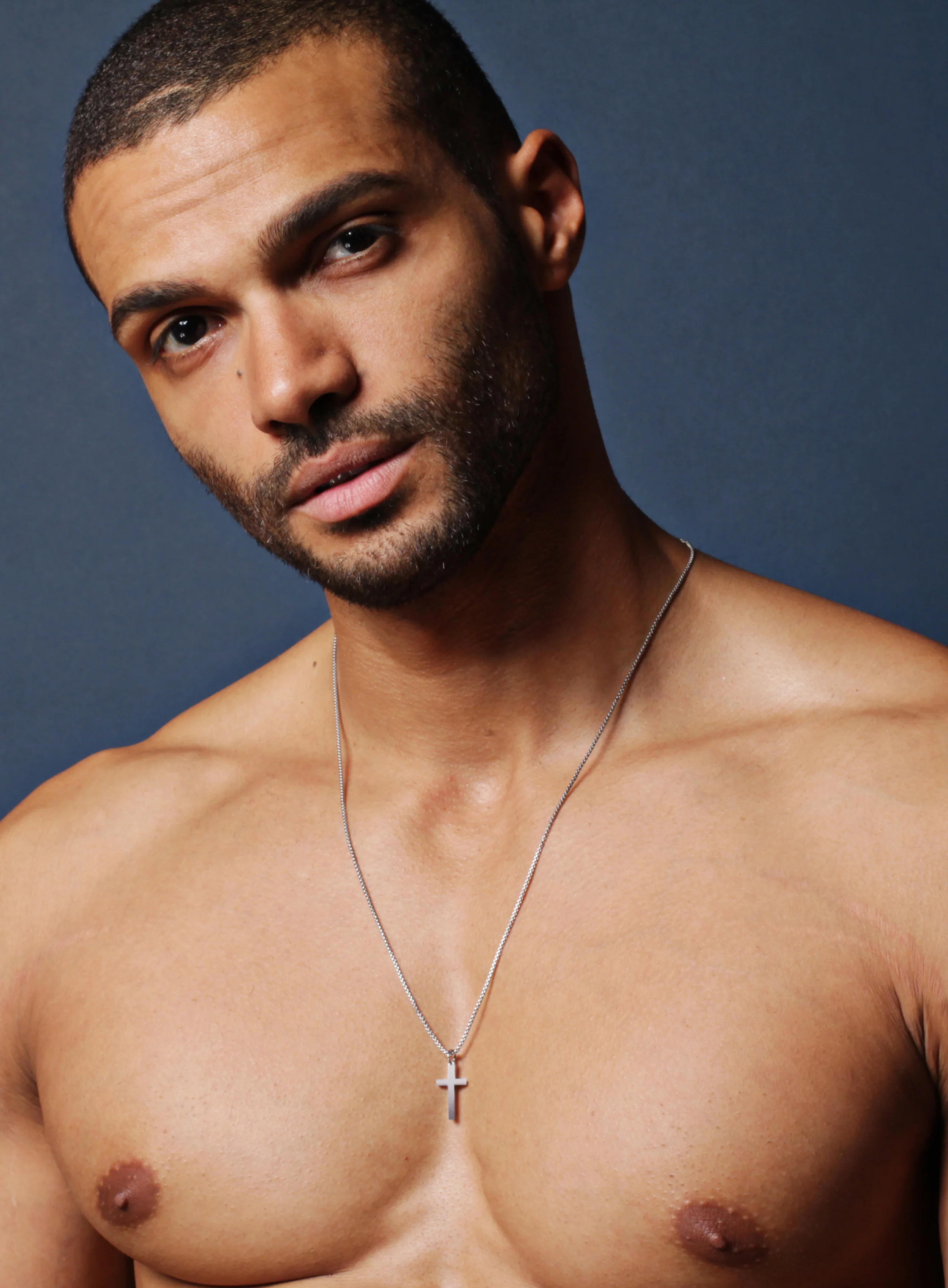 SMALL STAINLESS STEEL CROSS NECKLACE FOR MEN - Image 5