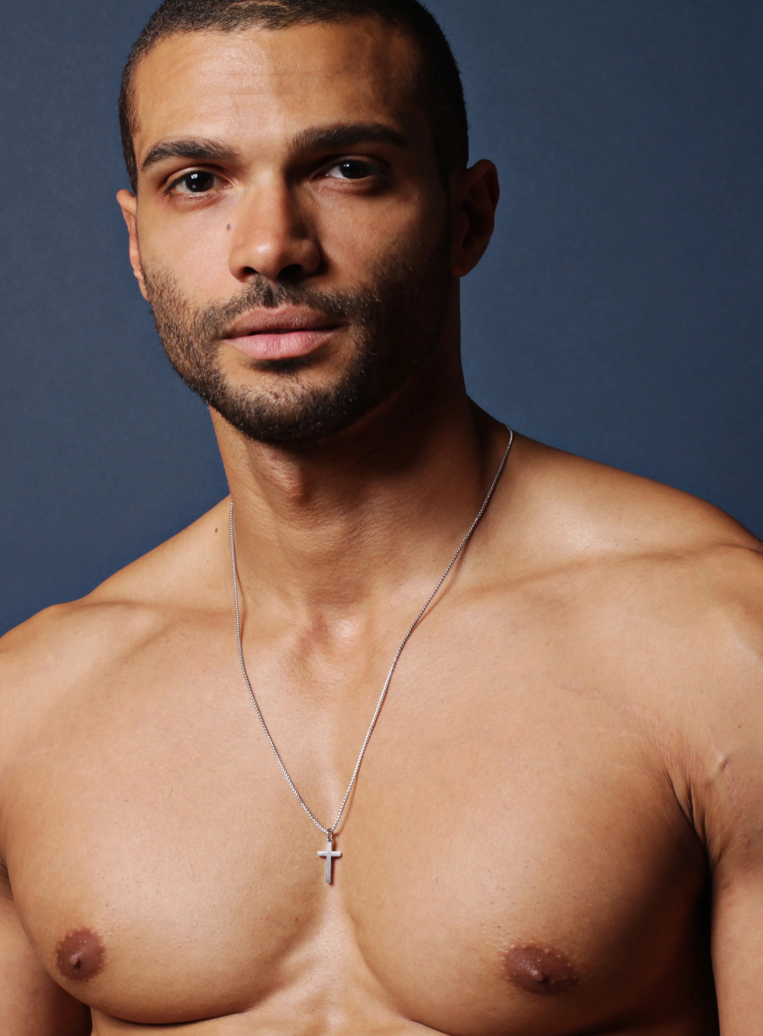 SMALL STAINLESS STEEL CROSS NECKLACE FOR MEN - Image 9